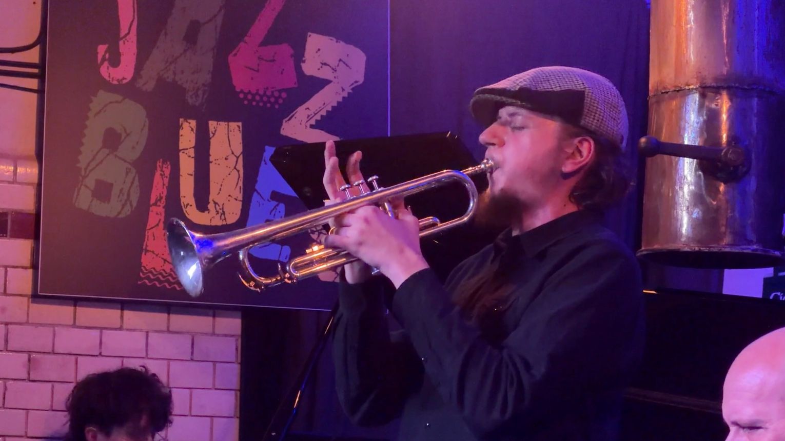 Młodzi muzycy na scenie. Jazzowy koncert w Piekarni Cichej Kobiety