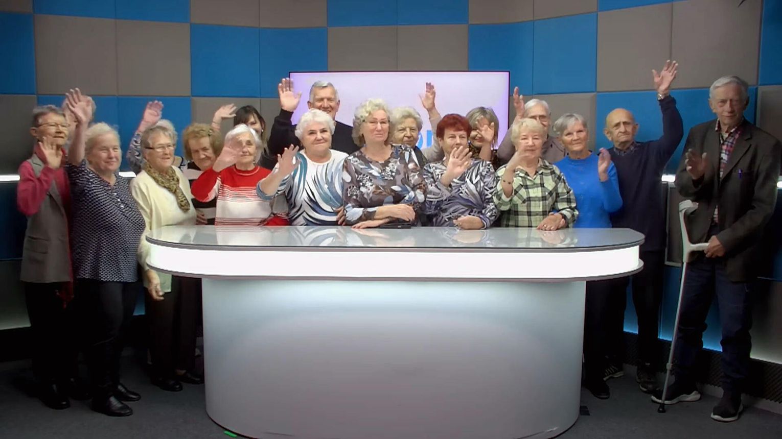 Seniorzy z Dziennego Domu Senior+ odwiedzili studio telewizyjne w Słubicach