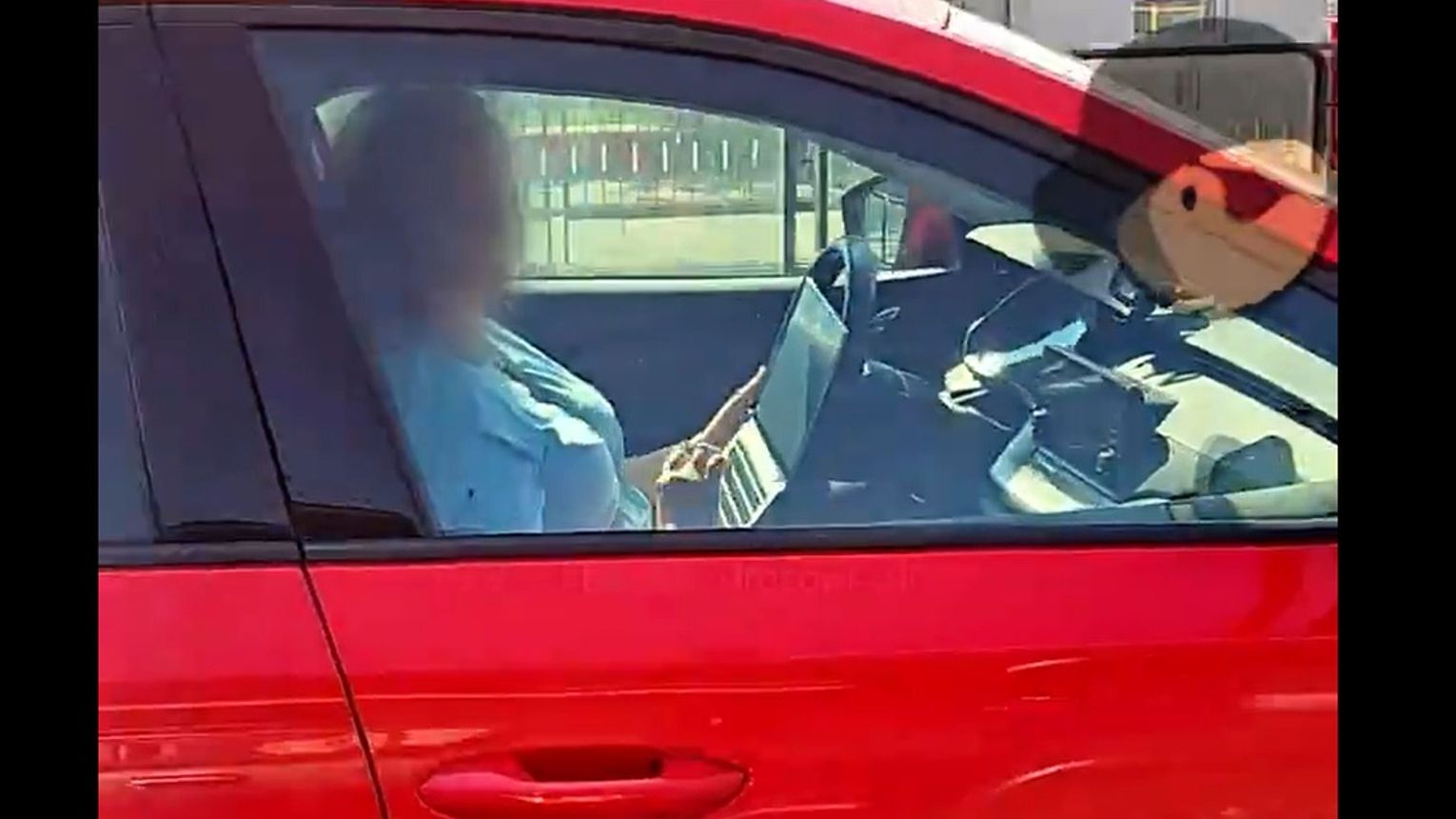 Ta pani ma kłopoty przez jeden film. Nagrali, jak prowadzi samochód [WIDEO]
