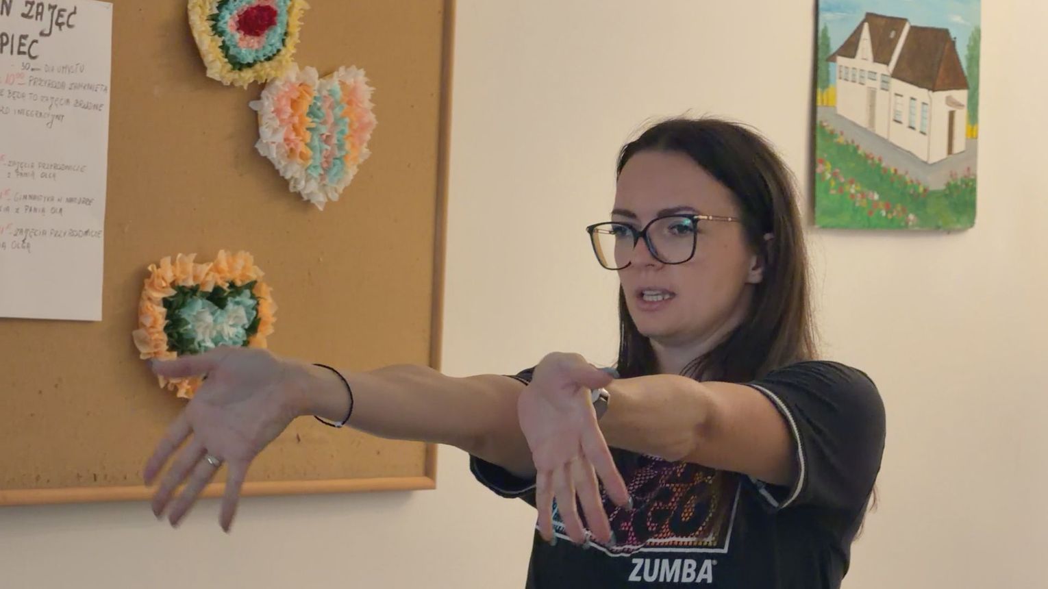 Zumba na krześle w Żabicach. Seniorzy ćwiczyli w ramach projektu „Przyroda dla wszystkich”
