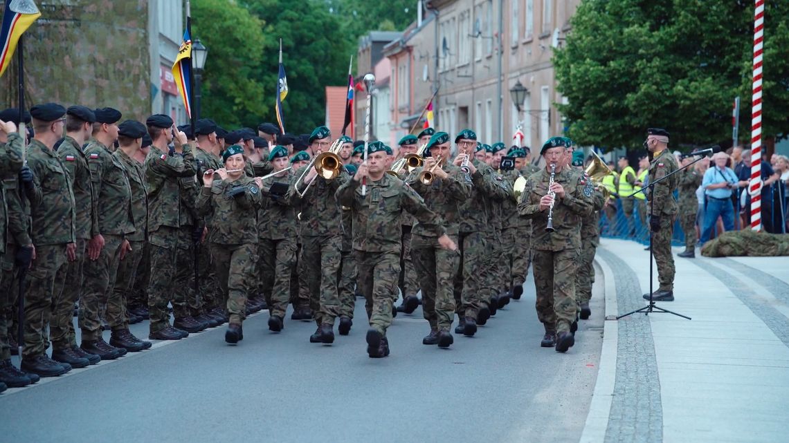 30-lecie 17 Wielkopolskiej Brygady Zmechanizowanej w Międzyrzeczu - uroczysty capstrzyk 30-lecie 17 Wielkopolskiej Brygady Zmechanizowanej w Międzyrzeczu - uroczysty capstrzyk