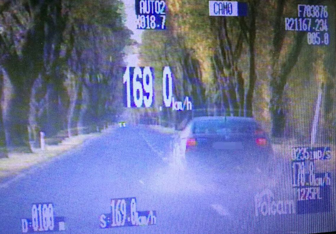 500 zł i 10 pkt karnych, tyle kosztowała młodych kierowców brawurowa jazda.