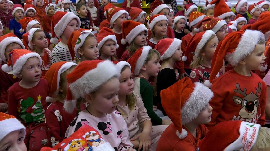 Burmistrz Słubic czyta baśnie Andersena przedszkolakom