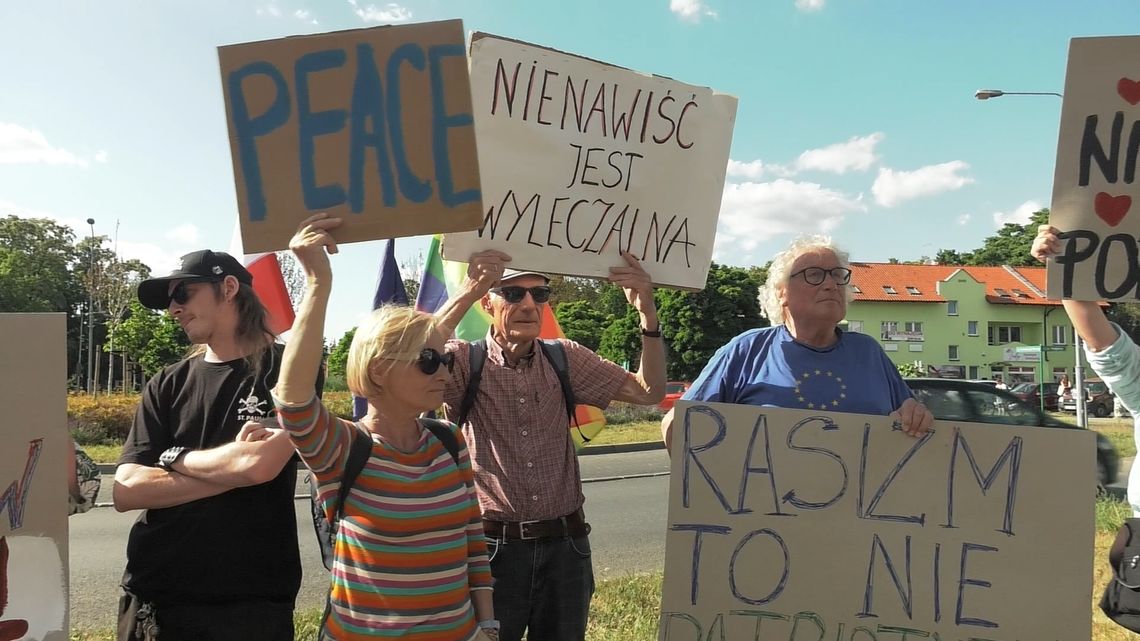 Dwa głosy, jeden temat – protest wokół imigracji w centrum miasta