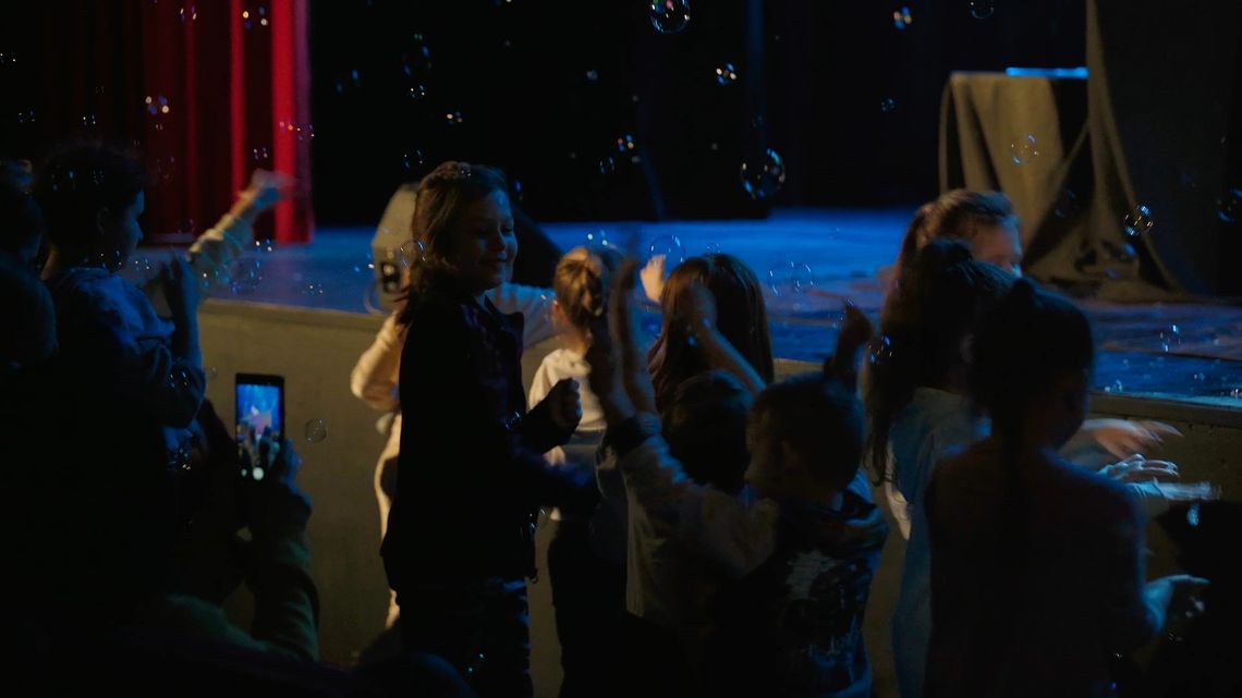 Flora Bubble Show w Skwierzyńskim Ośrodku Kultury - pokaz baniek mydlanych Flora Bubble Show w Skwierzyńskim Ośrodku Kultury - pokaz baniek mydlanych