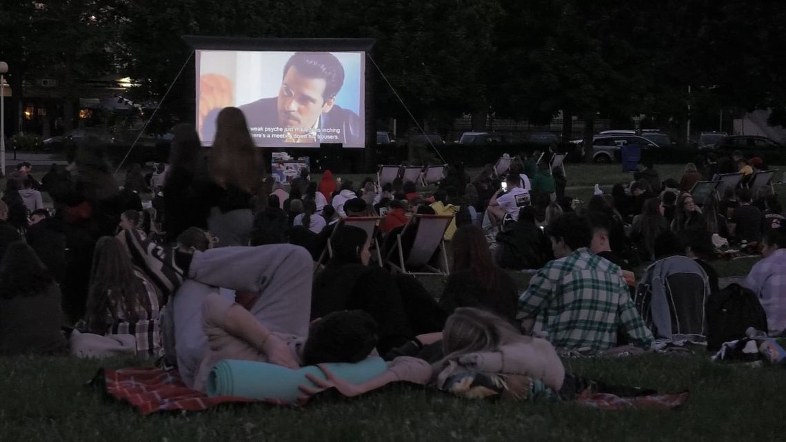 Kino pod Chmurką na Campusie B – filmowy wieczór pełen klimatu