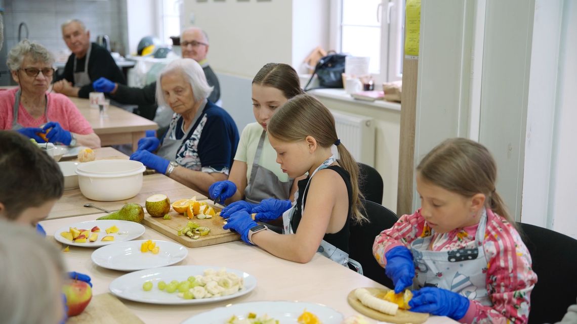 Lato Pokoleń - zajęcia kulinarne dla dzieci i seniorów w Międzyrzeczu Lato Pokoleń - zajęcia kulinarne dla dzieci i seniorów w Międzyrzeczu
