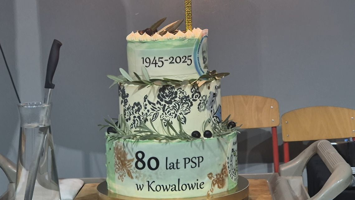 Mecz piłki ręcznej inaugurujący 80-lecie Szkoły Podstawowej w Kowalowie