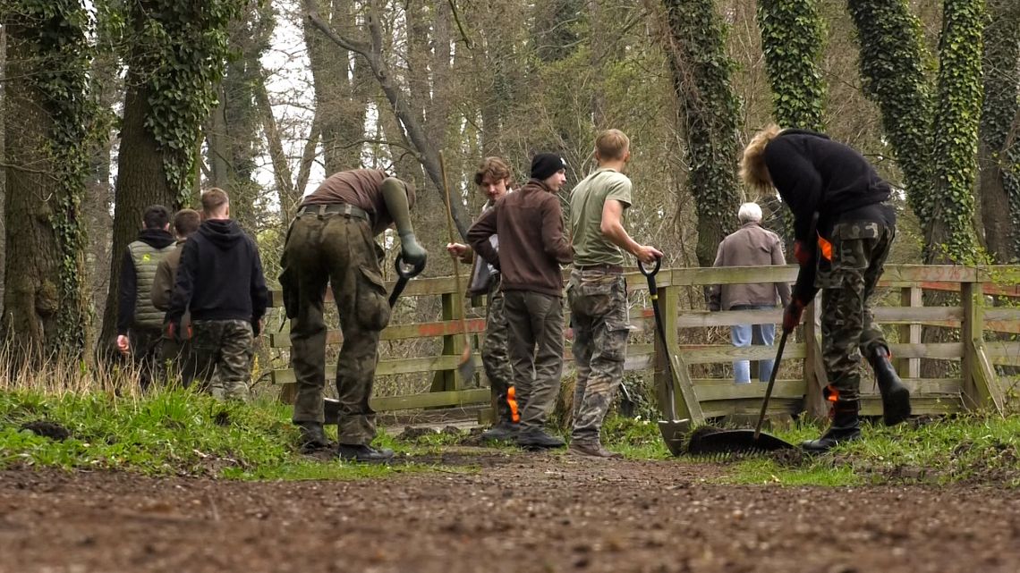 Młodzi leśnicy porządkowali park przy Słubickim Ośrodku Sportu i Rekreacji