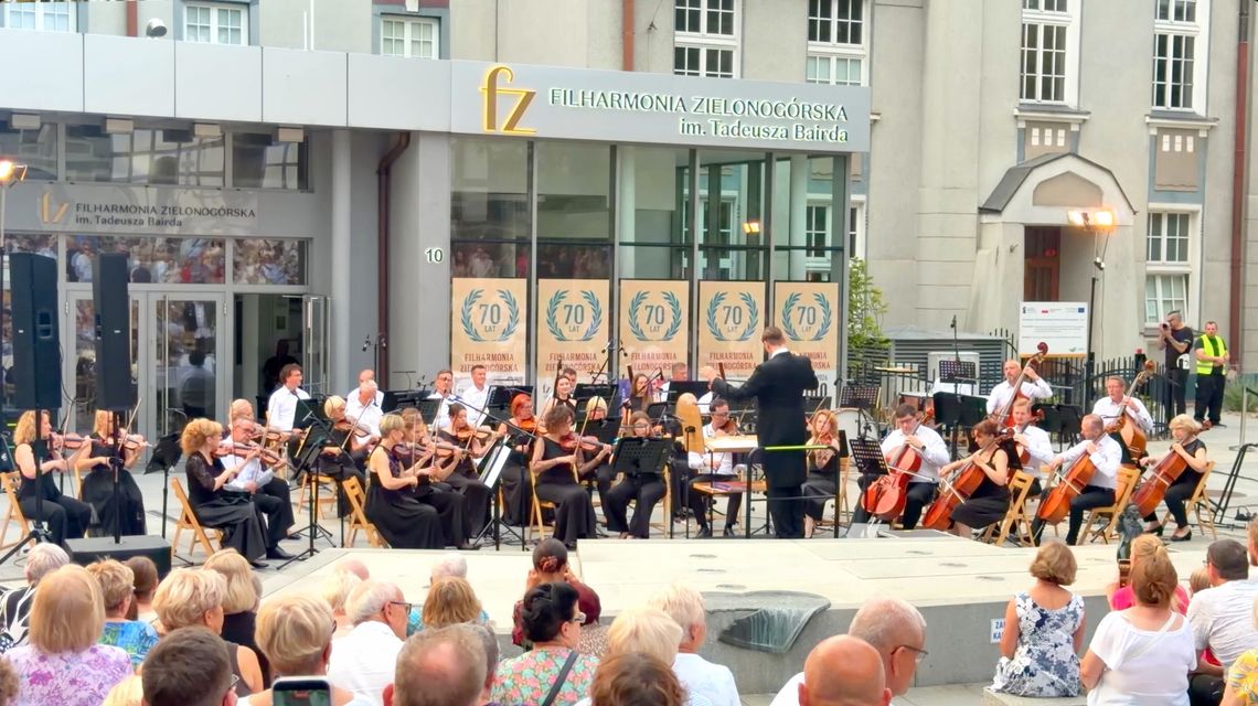 „Mozartowska serenada” wybrzmiała przed filharmonią „Mozartowska serenada” wybrzmiała przed filharmonią