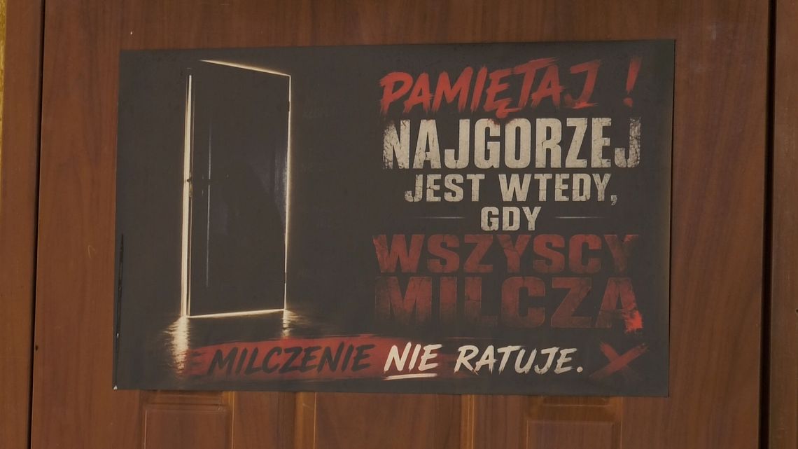 Nietypowa instalacja przy OPS w Słubicach mająca skłonić do rozmowy o przemocy i kryzysach