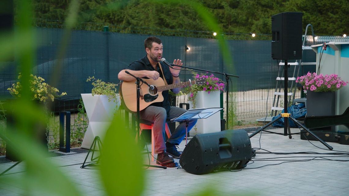 Norweski artysta Karl Vrålstad wystąpił nad jeziorem Głębokie