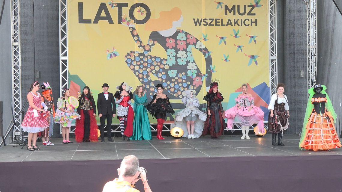 Pokaz mody z recyklingu na placu Teatralnym