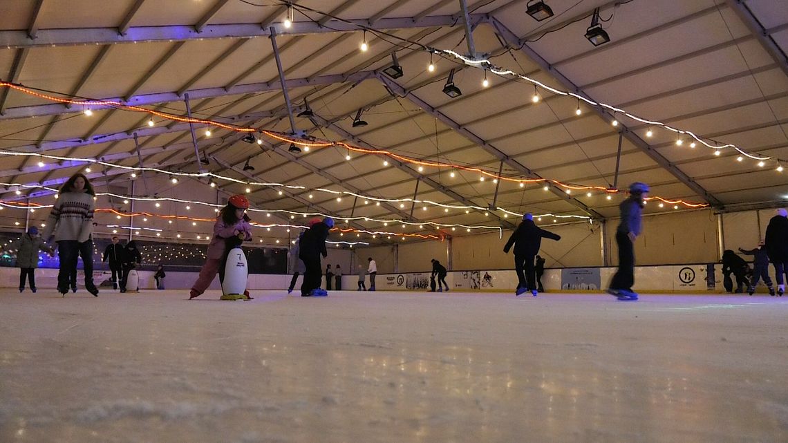 Polsko-niemiecki chór Singing all together na lodowisku w Słubicach