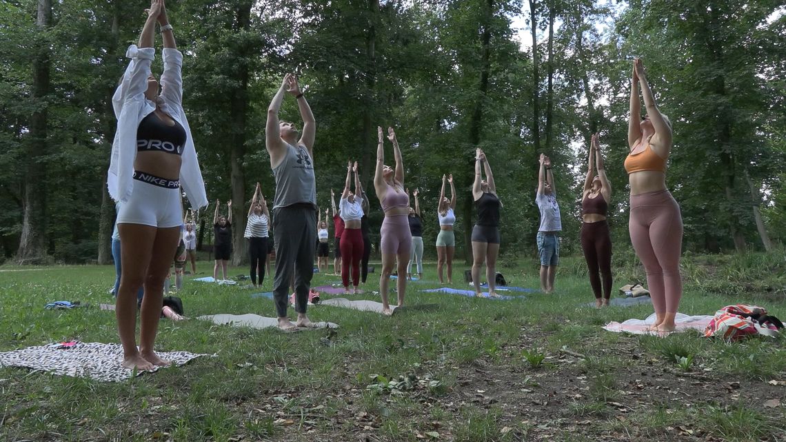 Poranna joga w Parku w Zatoniu