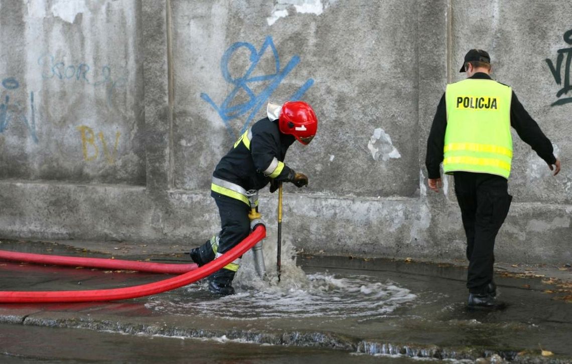 Pozrywane dachy, połamane drzewa, tornado. Krajobraz po burzach