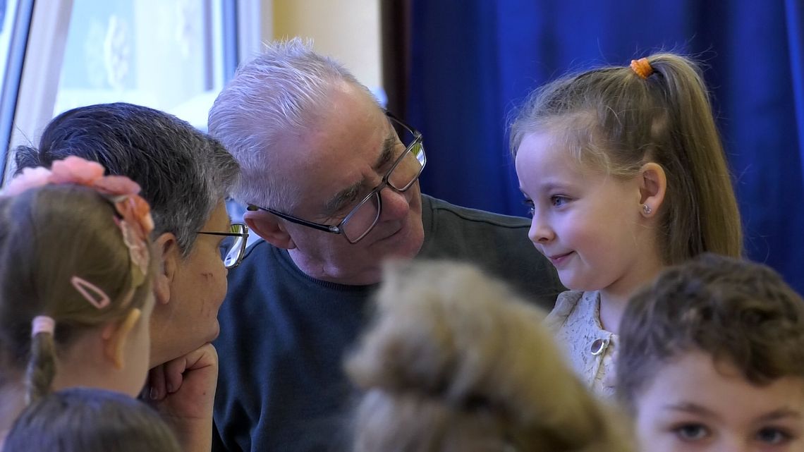 Przedszkolaki z Jarzębinki wzruszyły babcie i dziadków