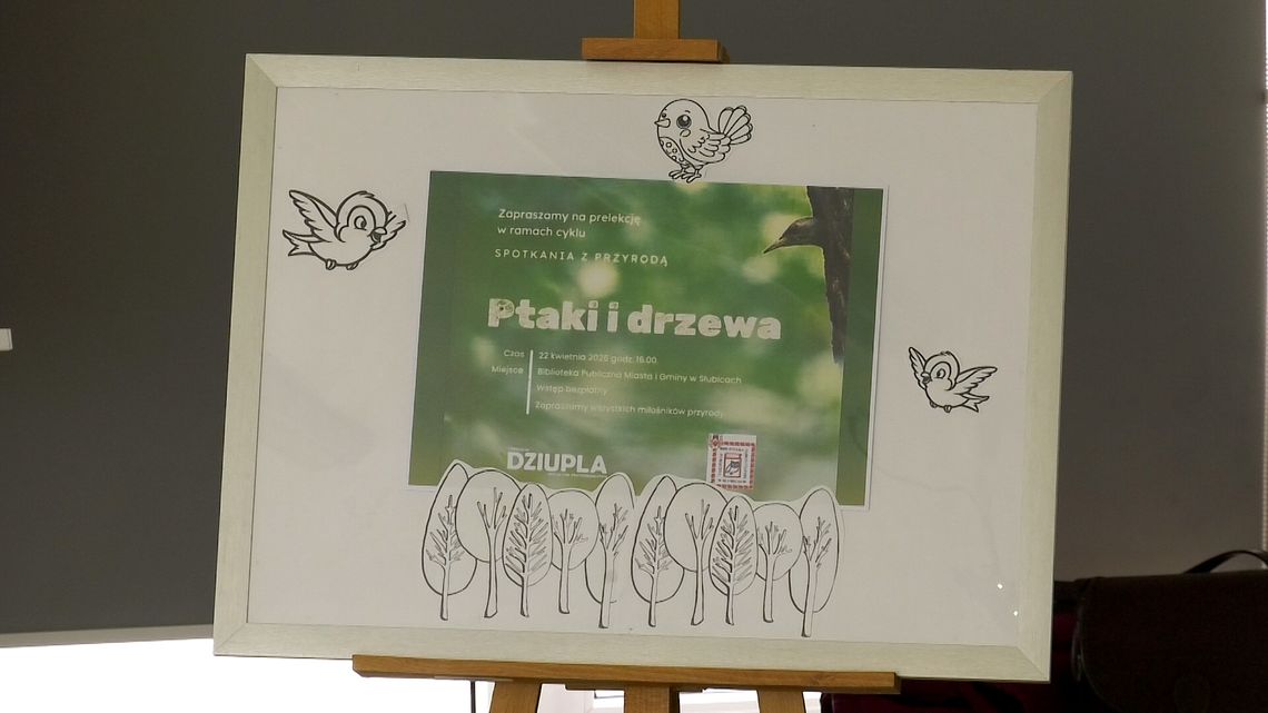 Ptaki i drzewa — prelekcja w BPMiG Słubice Plakat wydarzenia „Ptaki i drzewa” z ptakiem wyłaniającym się z pnia i informacjami o dacie oraz miejscu