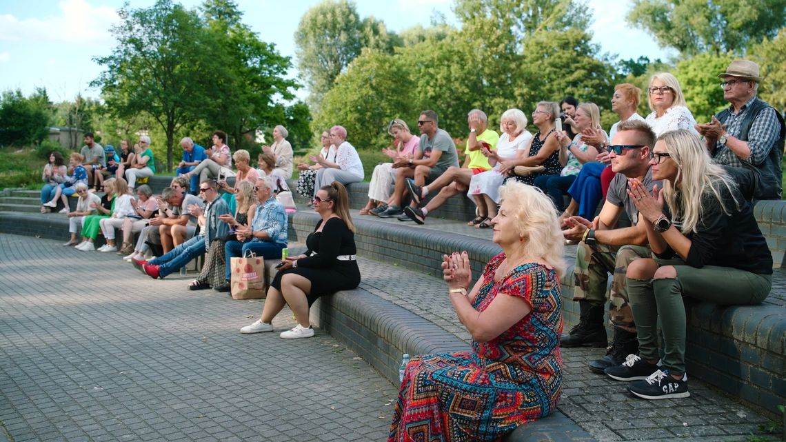 "Rejs przez muzykę rozrywkową świata" - koncert na międzyrzeckim Podzamczu