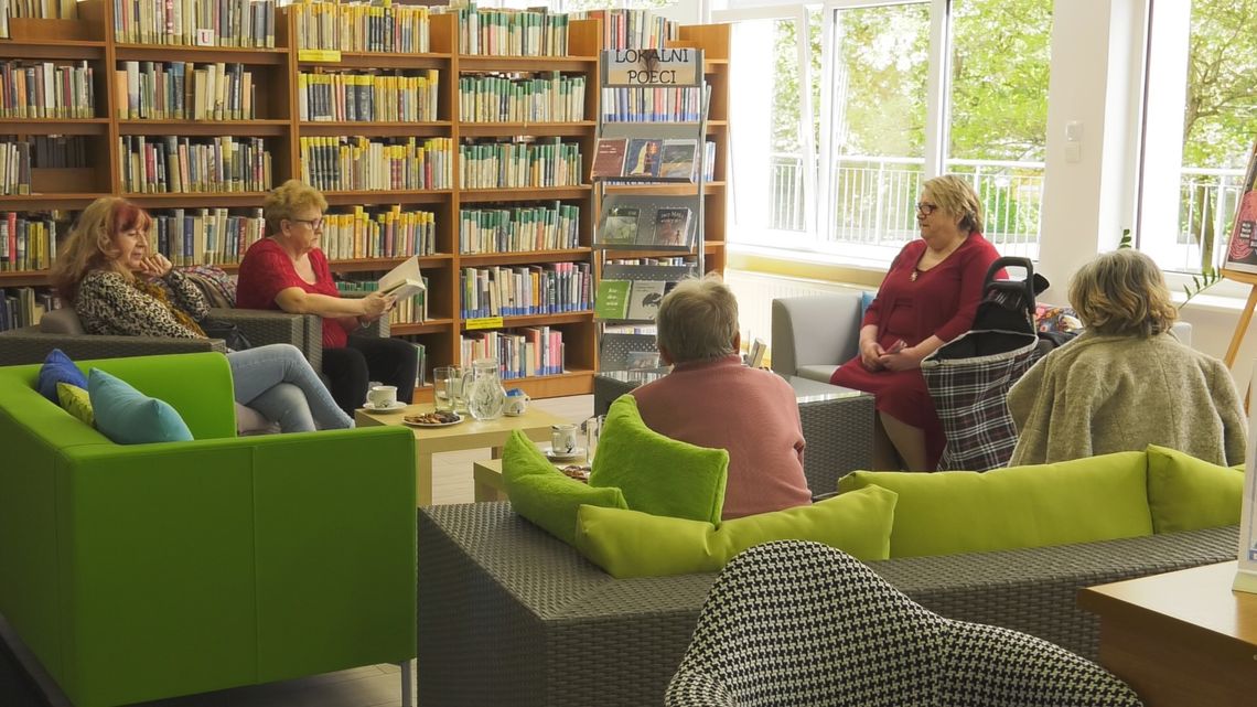 Spotkanie autorskie z lokalną pisarką Haliną Śliwką w słubickiej bibliotece