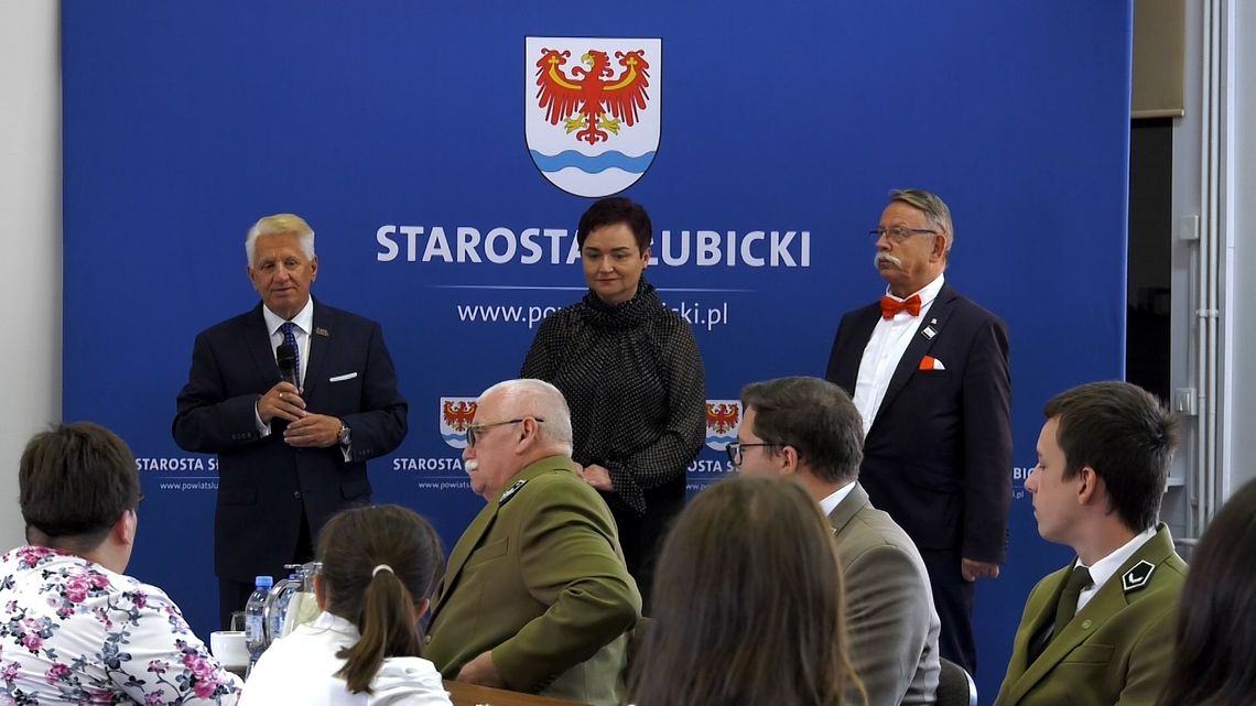 Stypendia starosty trafiły do ośmiu najlepszych uczniów powiatowych szkół Stypendia starosty trafiły do ośmiu najlepszych uczniów powiatowych szkół