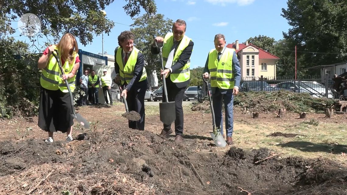 Symboliczne wbicie łopaty pod nową budowę KTBS-owych mieszkań