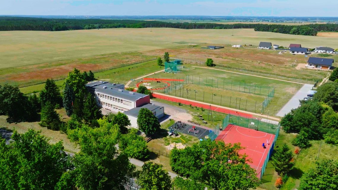 Szkoła Podstawowa w Golicach ma nowy kompleks sportowo-rekreacyjny Szkoła Podstawowa w Golicach ma nowy kompleks sportowo-rekreacyjny