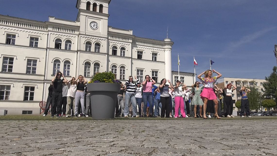 Taniec Makarena na Placu Ratuszowym w Skwierzynie