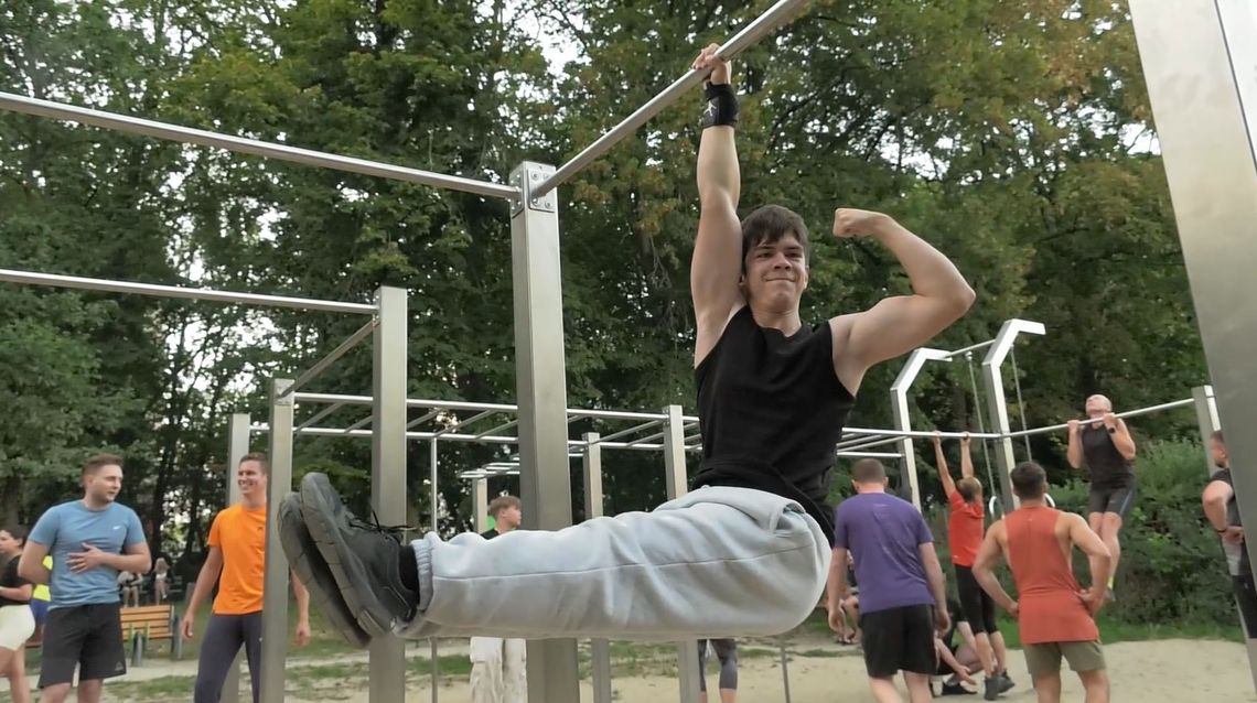 Trening kalisteniki w Parku Piastowskim