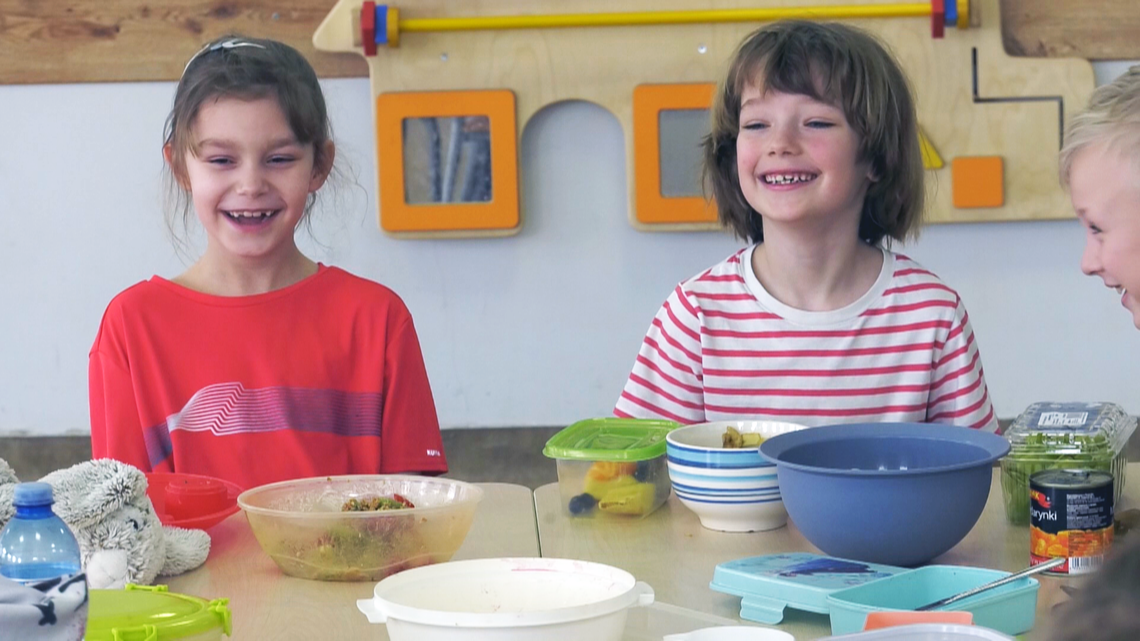 Uczniowie SP nr 2 w Słubicach przygotowali owocowo-warzywne sałatki Uczniowie SP nr 2 w Słubicach przygotowali owocowo-warzywne sałatki