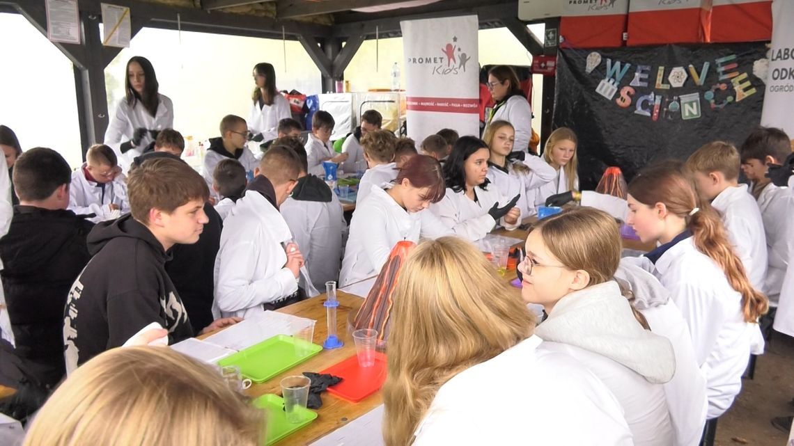 Uczniowie z Kunowic zamienili się w młodych naukowców podczas warsztatów chemicznych Uczniowie z Kunowic zamienili się w młodych naukowców podczas warsztatów chemicznych