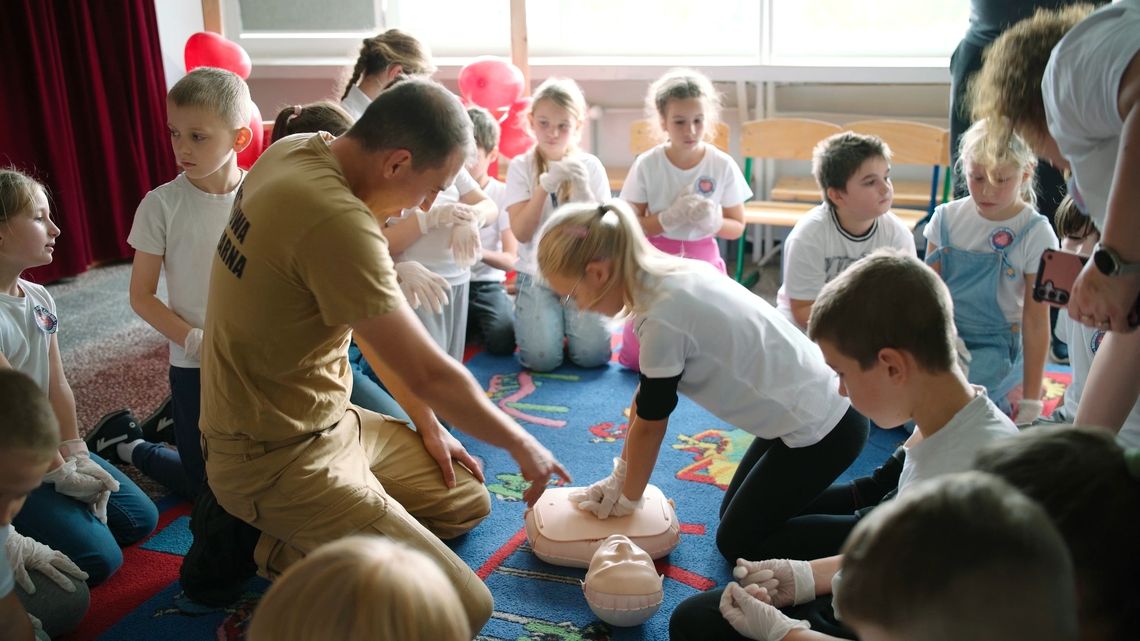 Uczniowie z SP 7 w Świebodzinie podjęli próbę bicia rekordu w resuscytacji