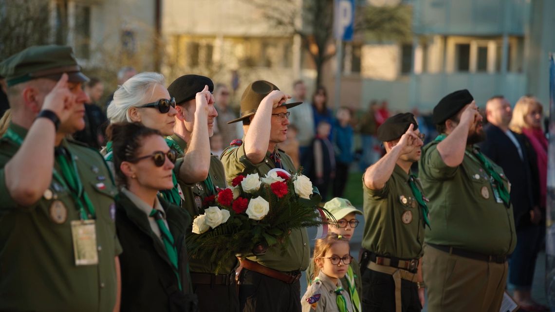 Uroczysty capstrzyk przed pomnikiem żołnierzy poległych na misjach zagranicznych - Międzyrzecz
