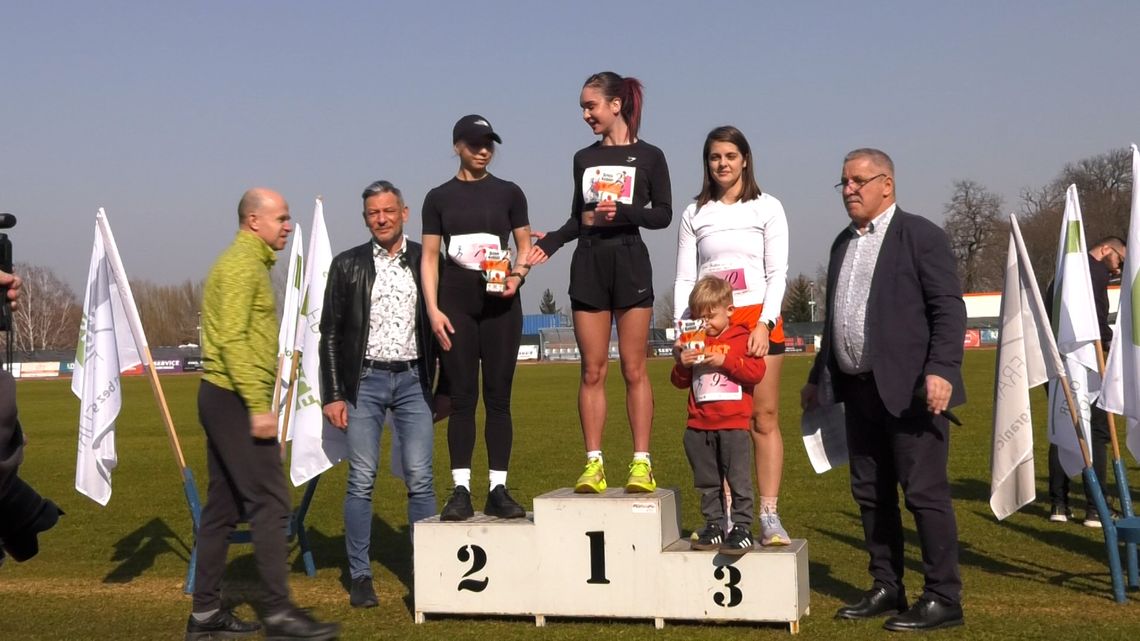 VI edycja sportowego biegu kobiet na stadionie SOSiR