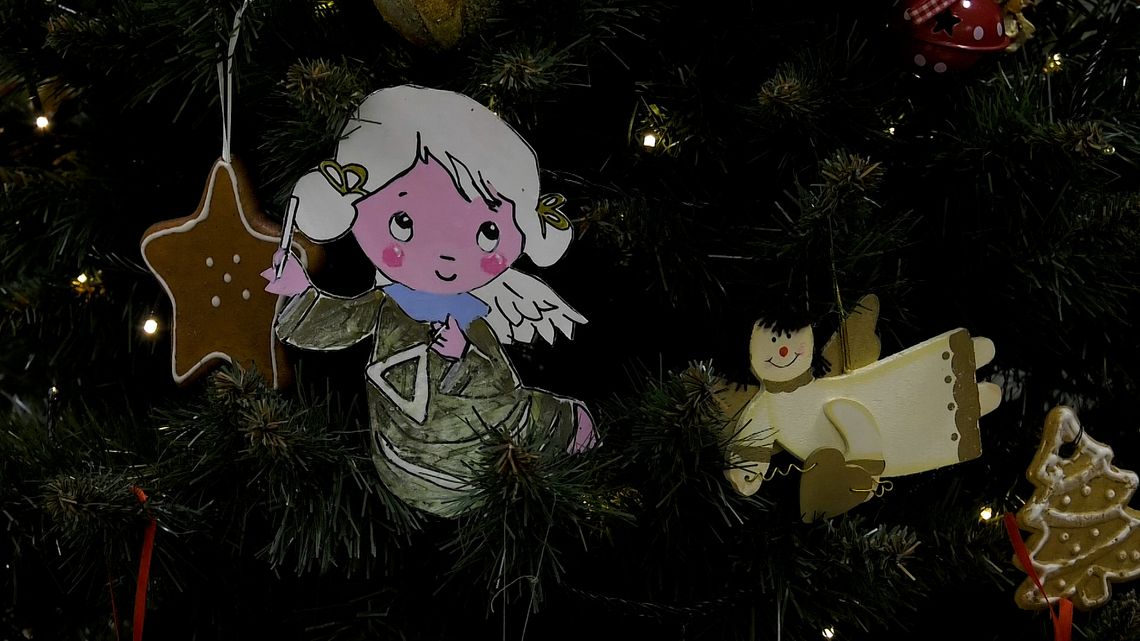 W słubickiej bibliotece odbyły się rodzinne warsztaty „Świąteczne światełko”