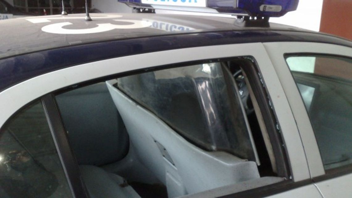 Wandal zniszczył samochody Wandal zniszczył samochody