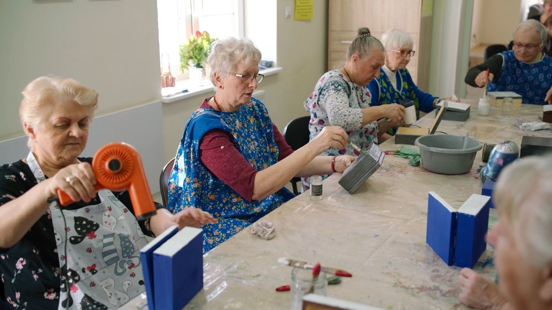 Warsztaty z dekupażu w międzyrzeckim Domu Seniora