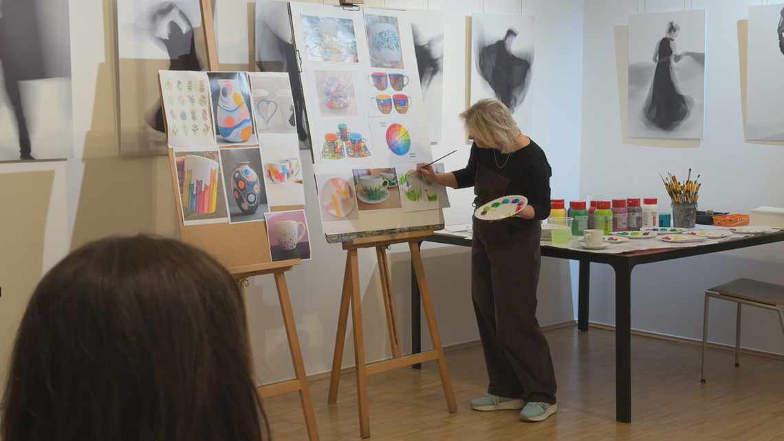 Warsztaty zdobienia filiżanek w Galerii OKNO