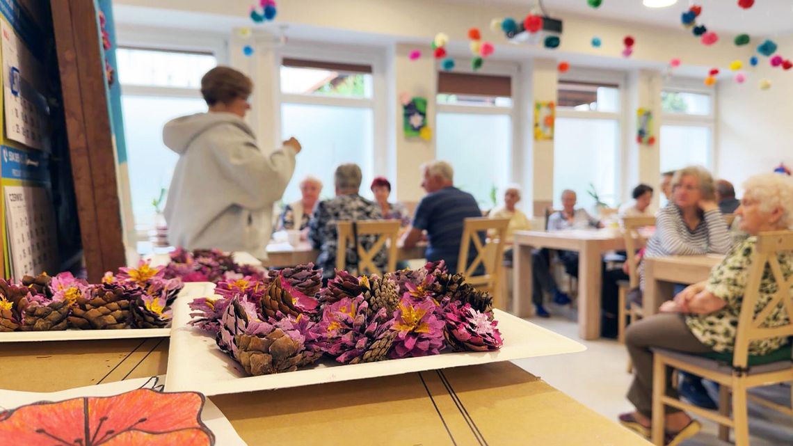 Wiosna, piwonie i motyle. Arteterapia po raz kolejny połączyła seniorów w Słubicach