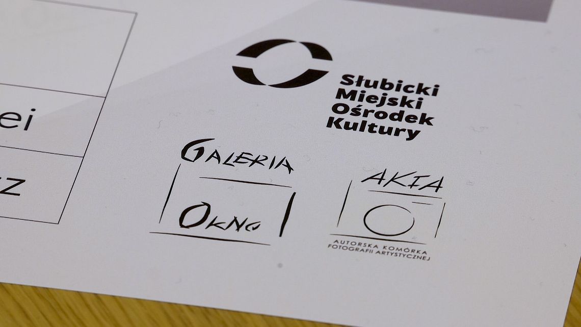 Zaproszenie do galerii OKNO na wernisaż z kalendarzem