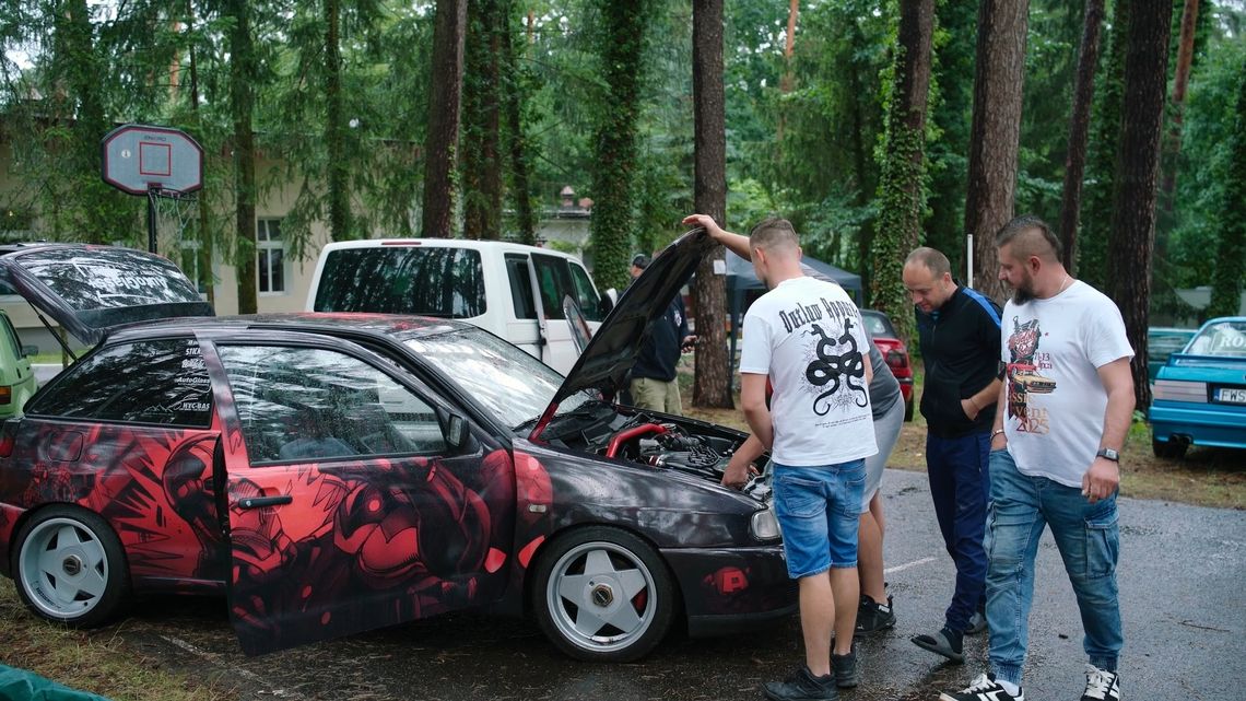 Zlot dla fanów motoryzacji nad jeziorem Głębokie w Międzyrzeczu
